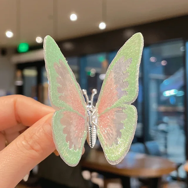 Fluttering butterfly hairclip