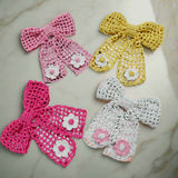 Crochet net bow with flowers