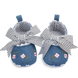 Pret my baby Embroidery bellies with stripe bow - blue: Denim baby shoes with floral embroidery, black-and-white striped bows, striped inner lining, non-slip sole, and heel loop—ideal for stylish little feet.