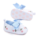 Pret my baby Embroidery bellies with stripe bow - white: White baby shoes with pink floral embroidery, flower-patterned non-slip soles, scalloped edges, and blue-and-white striped ribbon bows for added style and safety.