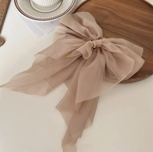 Fluffy volume bow in gossamer fabric