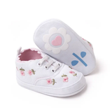 Embroidery sneakers - white by Pret my baby: adorable white pre-walker shoes with rose embroidery, pink inner lining, scalloped edges, and soles featuring a white flower with a pink heart center and two blue leaf shapes.