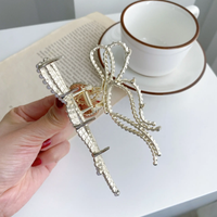 Large assymetric pearls bow clutcher clip