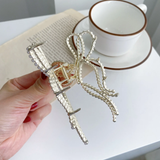 Large assymetric pearls bow clutcher clip