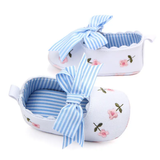 Pret my baby Embroidery bellies with stripe bow - white: White baby shoes with pink floral embroidery, blue striped bows and inner lining, scalloped edges, and non-slip sole.
